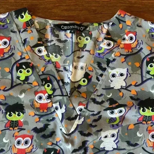 Halloween V-neck Scrub Top Owls Bats Witches Two Pockets Size Medium Medical Vet - Image 6