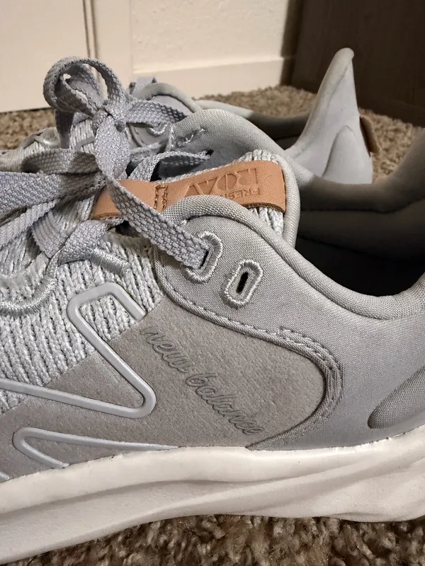 New balance tennis shoes - Image 3