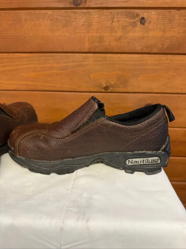 Nautilus women's brown, full-grain water-resistant leather slip-on work shoe Sz - Image 5