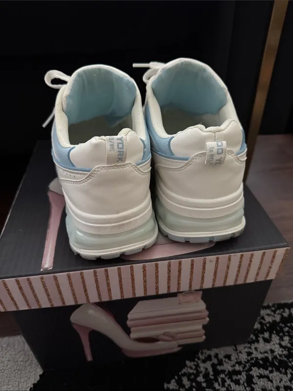 Zoo York White Women's Sneakers with Light Blue Accents - Image 3