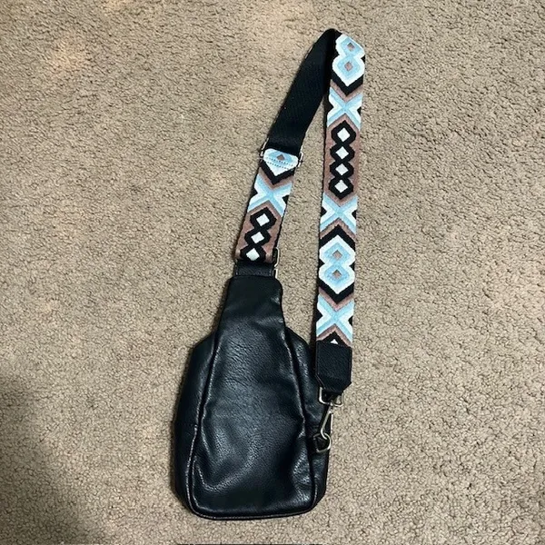 Anthropologie Urban‎ Originals Vegan Leather Sling Bag Geometric Black Strap - Image 4
