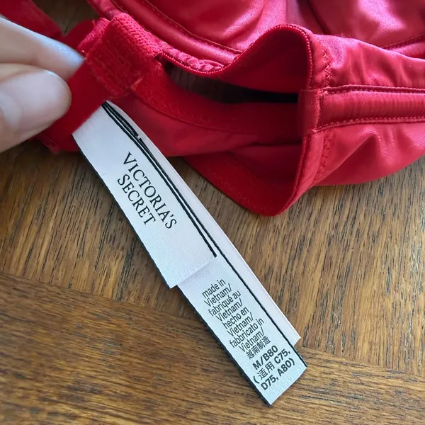 Victoria's Secret Red Satin Underwire Bow Bra - Image 3