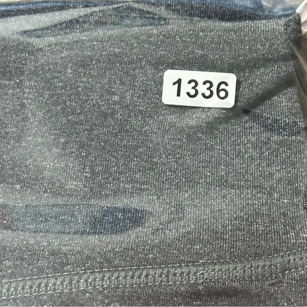 Splits59 Women’s Size M Charcoal Gray Left Hip Heart Capri Cropped Leggings - Image 8