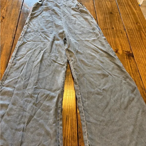 En Crême Light Wash Oversized Overalls - Image 3