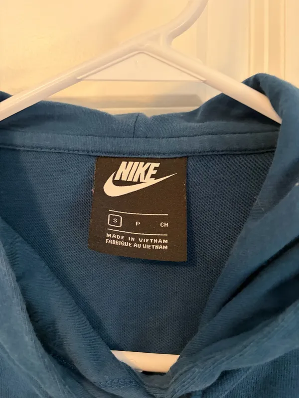 Nike Cropped Hoodie - Image 3