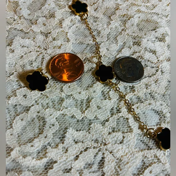 BLACK AND GOLD CLOVER Necklace Bracelet and earring set - Image 3