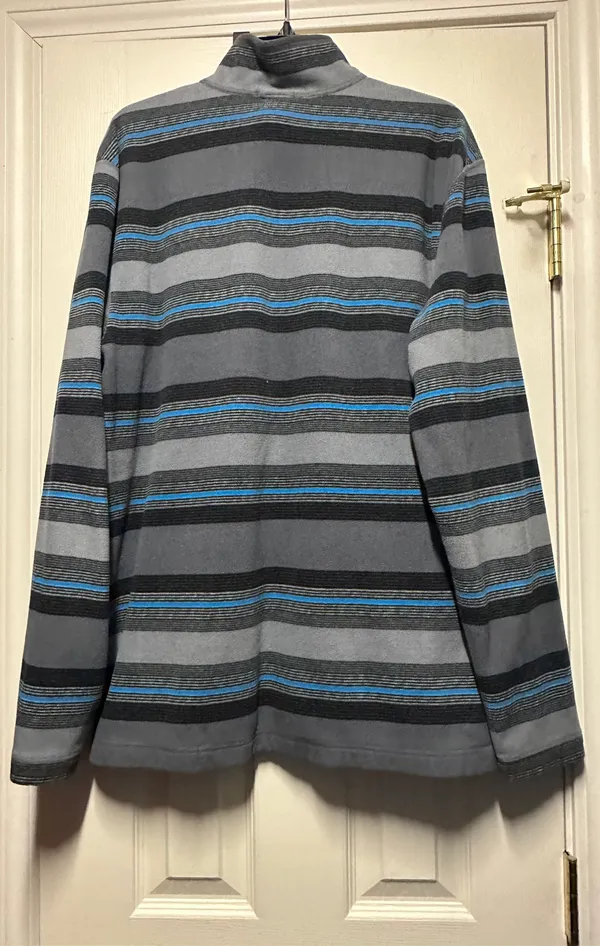 The North Face Striped Sweater is a Men’s size XL. - Image 3