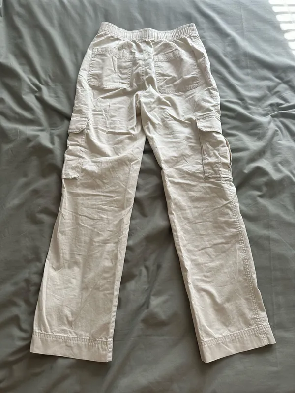 Abercrombie Women's Cream Relaxed Cargo Pants - Image 8