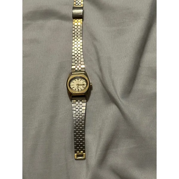 Vintage Timex Women's Watch Gold Tone Water Resistant Analog‎ Wristwatch - Image 7
