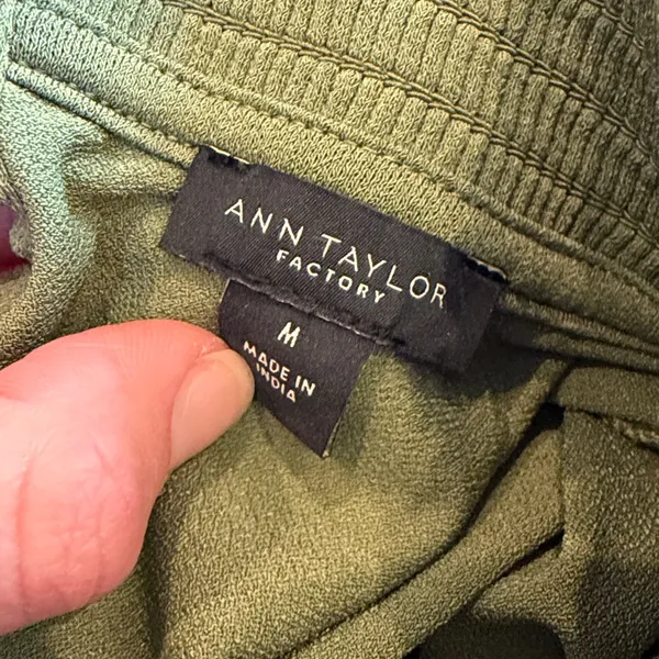 Ann Taylor Mock Neck Green Sleeveless Top Size Medium C4-006 - Image 2