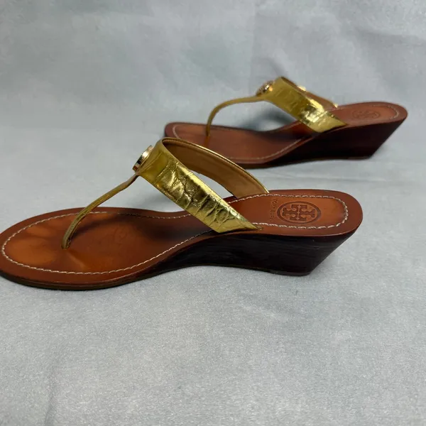 Tory Burch Miller Wedge Sandals Gold Metallic Croc Embossed Logo 8M - Image 4