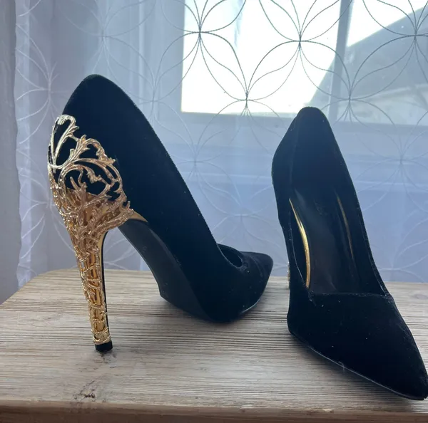 Beautiful Black And Gold Heels Size 11 - Image 4
