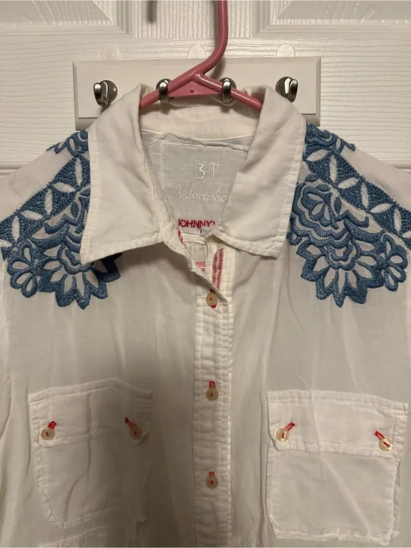 Johnny Was White Button-Front Shirt with Blue Floral Embroidery - Image 4