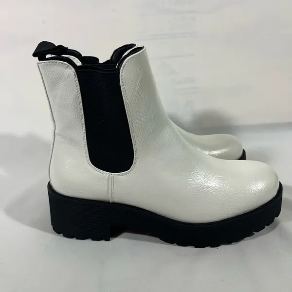 Dirty Laundry Chunky Lug Chelsea Boot Women‎ 8 White/Black Faux Patent Leather - Image 3