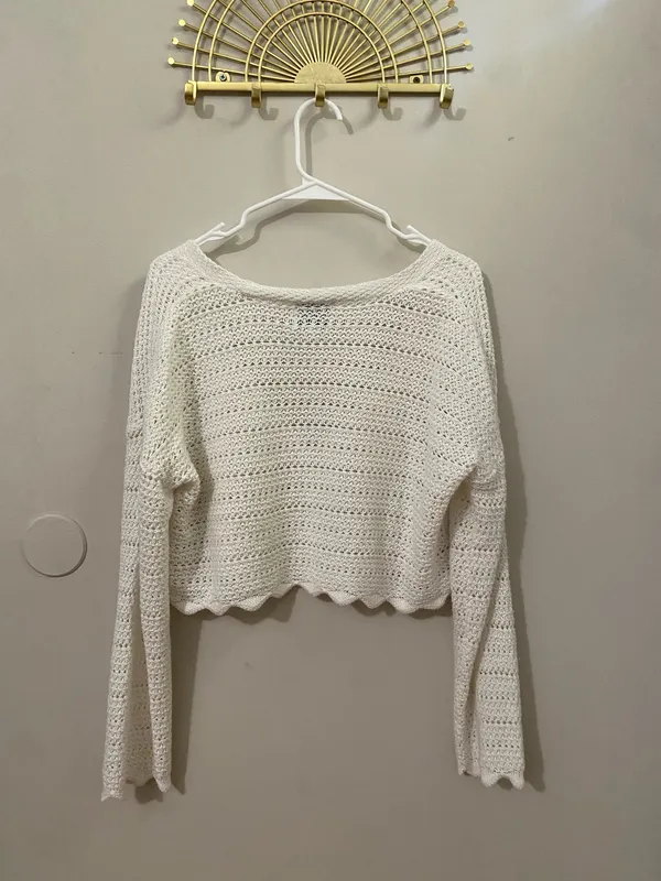 Pink Rose Cream Cropped Crochet Cardigan with Wooden Buttons - Image 2