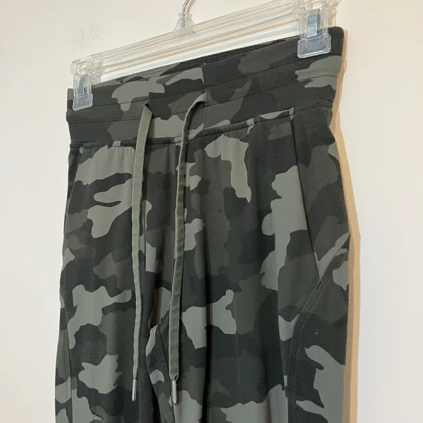 Lululemon Pants Green‎ Camo Joggers Ready To Rulu Size 0 - Image 4