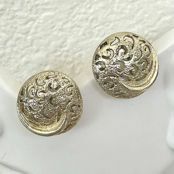Small gold tone clip on earrings - Image 2