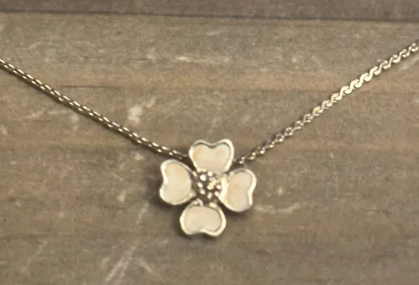Vintage Flower Pendant Necklace Gold - Image 2