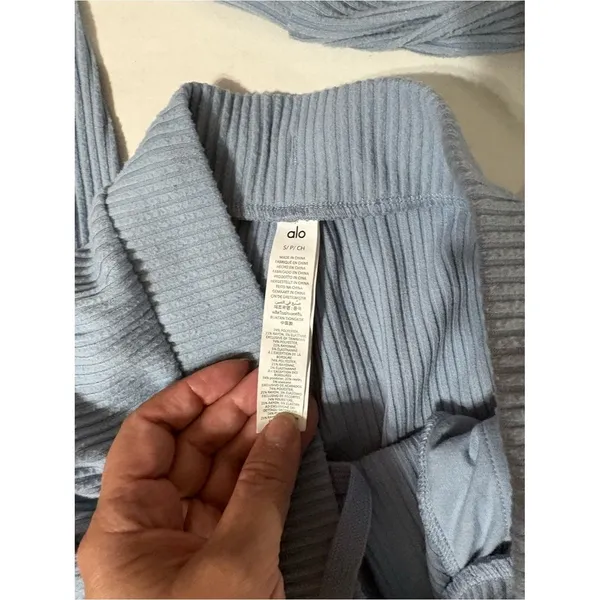 New nwot Alo yoga light blue muse joggers small pants - Image 3