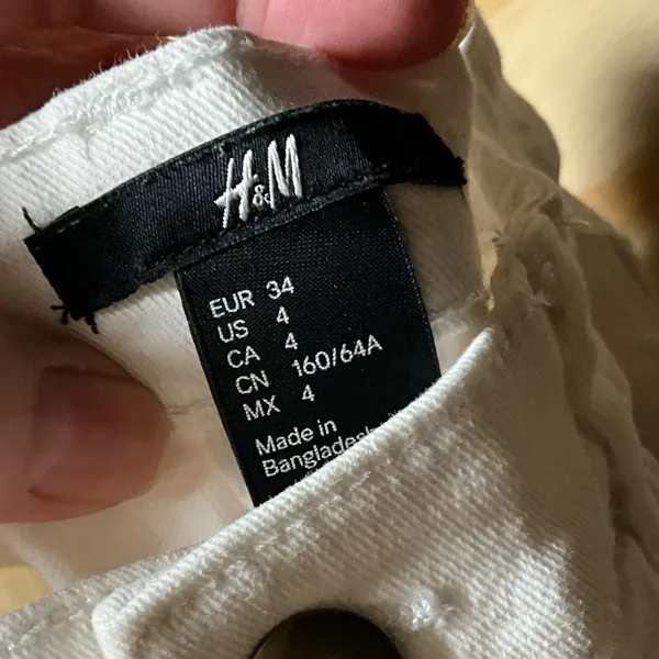 H&M white mid rise cut off‎ denim jean shorts 4 - Image 3