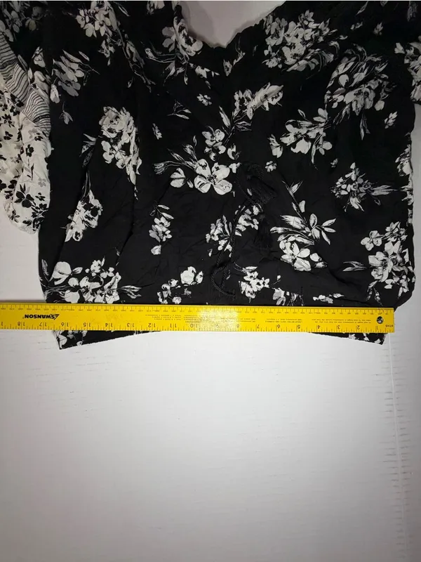 Simply Vera Vera Wang Black and White Floral Wide-Leg Bermudas - Image 6