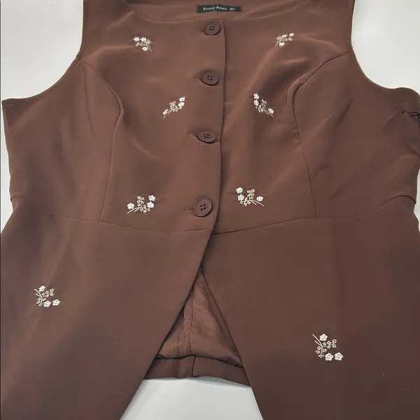 Sleeveless Brown Embroidered Button - Image 2