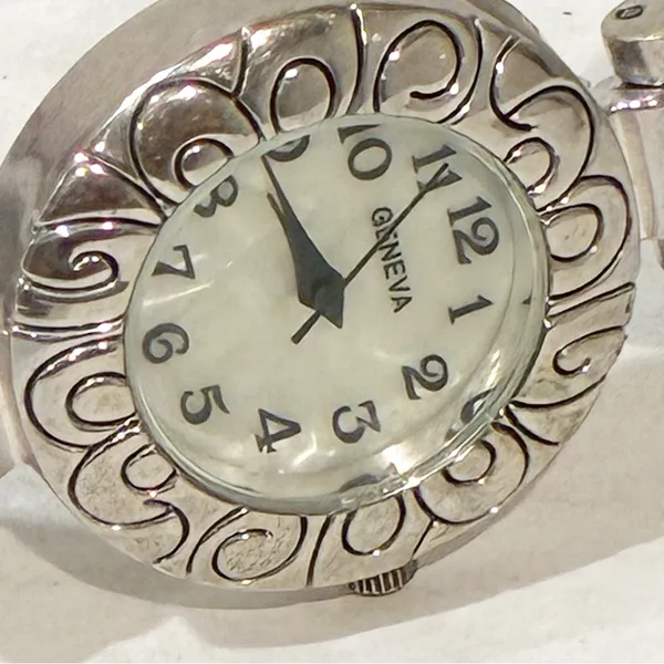 Vintage Geneva Quartz Stainless‎ Steel Analog Silver Tone bracelet Band Watch - Image 2