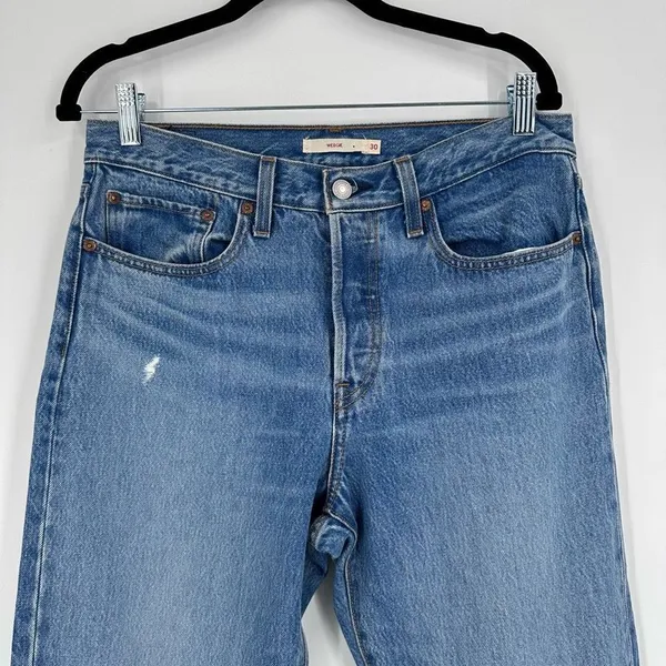Levi's Wedgie Women's Raw Hem Tapered‎ Ankle Jeans Blue Denim Acid Wash Size 30 - Image 5