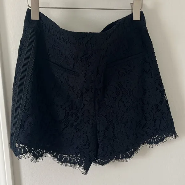 Ann Taylor navy lace shorts with pockets in size 6 - Image 6