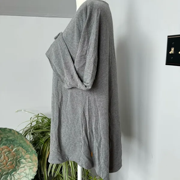 Lucy Gray Oversized Long Sleeved Pullover‎ Tee size Medium Activewear Athleisure - Image 2