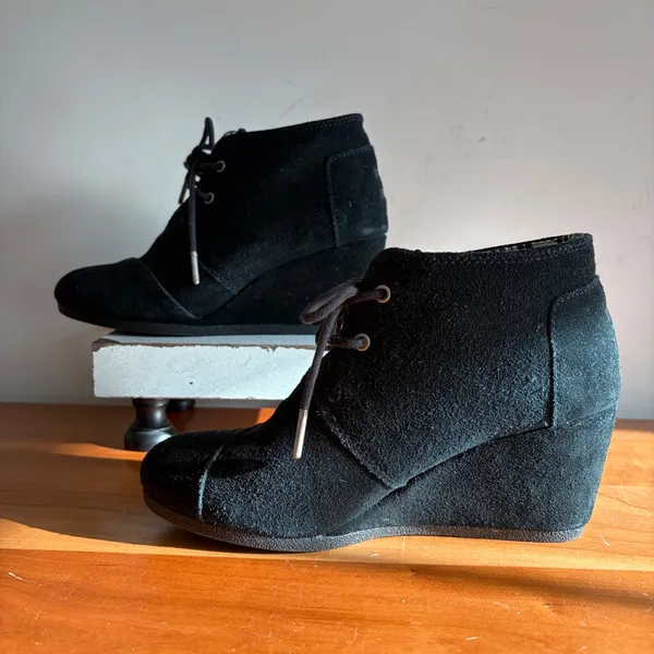 TOMS‎ Desert Wedge Black Suede Lace Up Ankle Booties Womens 7 Round Toe Chukka - Image 2