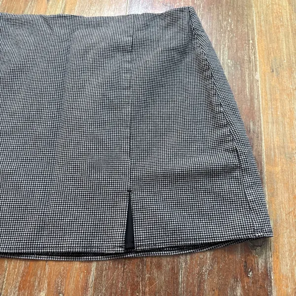 Old Navy Mini Skirt XL Black Gray Houndstooth - Image 2