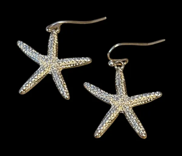 Gold tone textured starfish dangle earrings - Image 2