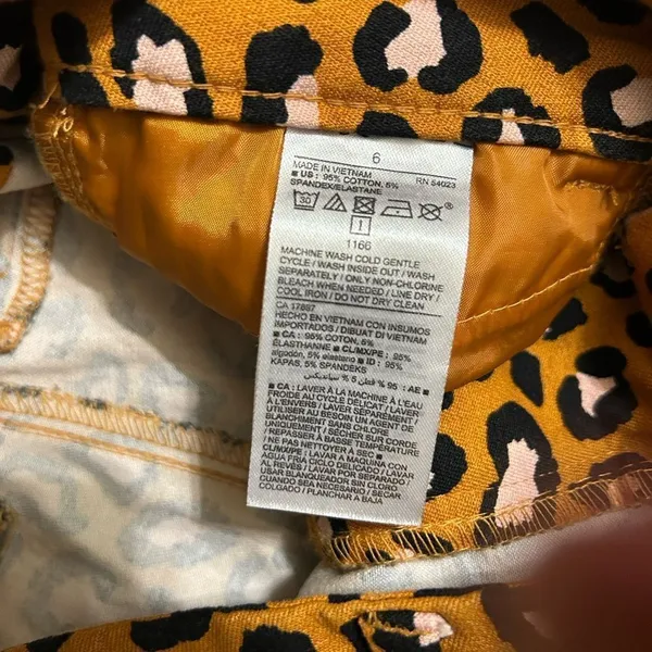 Old Navy Ankle Length Leopard Print Pants(Size 6) - Image 10