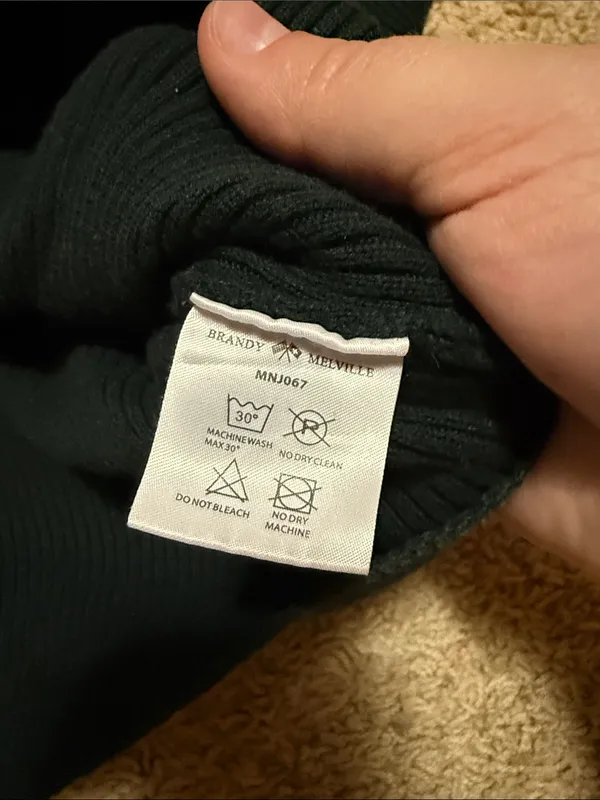 Brandy Melville Dark Green Cropped V-Neck Sweater - Image 3