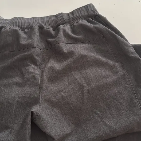 Fabletics Women's Method 2-Pocket Scrub set 
EUC - Image 8