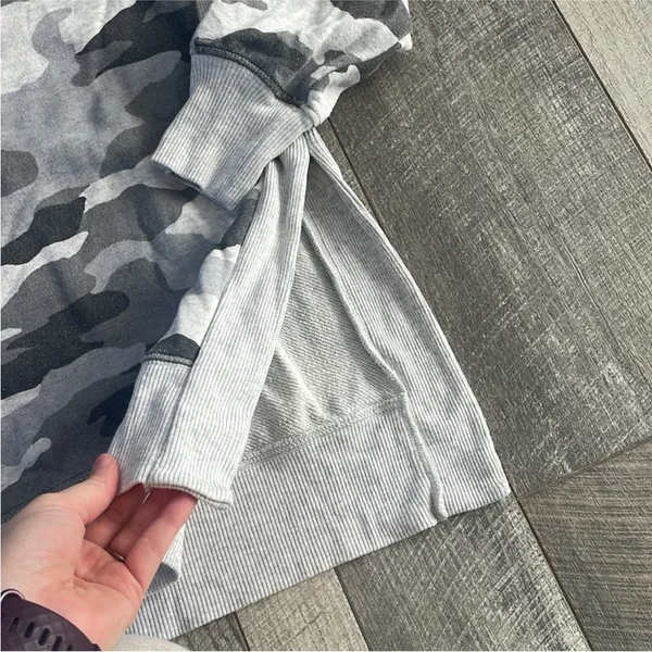 Aerie Oversized Grey Camouflage Crewneck Sweatshirt Size Small - Image 4