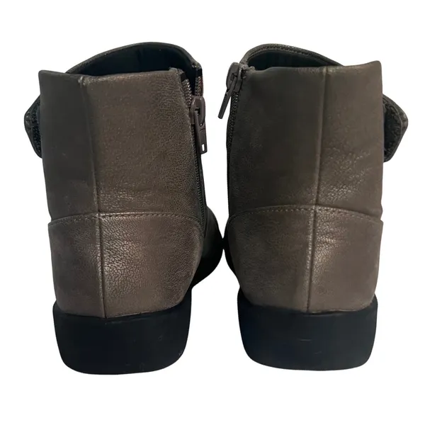 Clarks‎ Cloudsteppers Ankle Boot Women 8 Taupe Ruched Side Zip Wedge Bootie - Image 5
