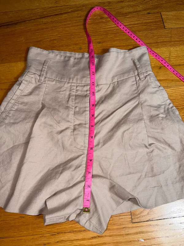 Wilfred High-Waist Pleated Shorts in Light Tan - Image 8