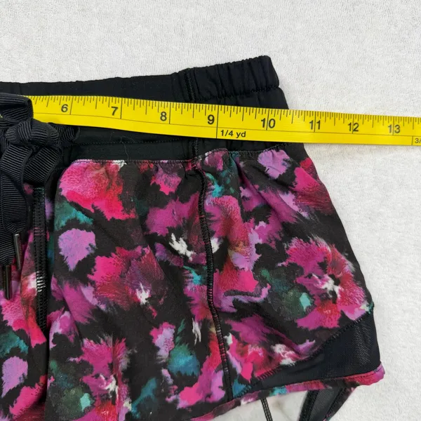 Lululemon Hotty Hot Shorts 2.5” Size 2 Mini Midnight Bloom Floral - Image 7