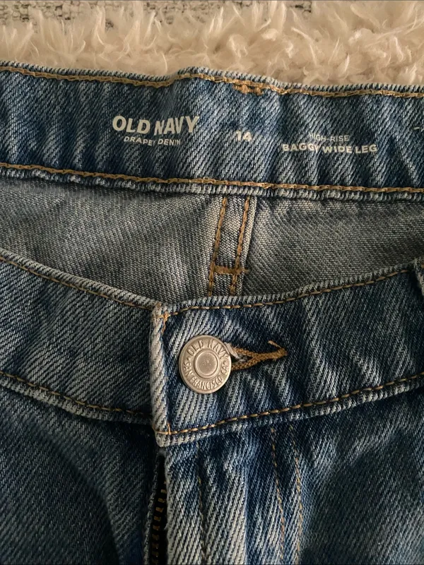 Old Navy High Rise Wide Leg Jeans in Light Blue Wash - Image 3