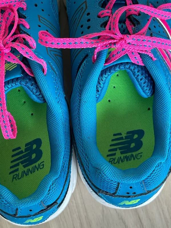 New Balance Teal Blue Sneakers with Hot Pink Accents - Image 9