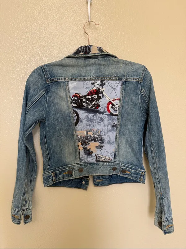 Levi’s XS Custom Motorcycle Graphic Cropped Denim Trucker Jacket - Image 6