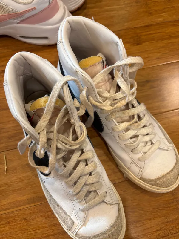 Nike shoes  - Image 2