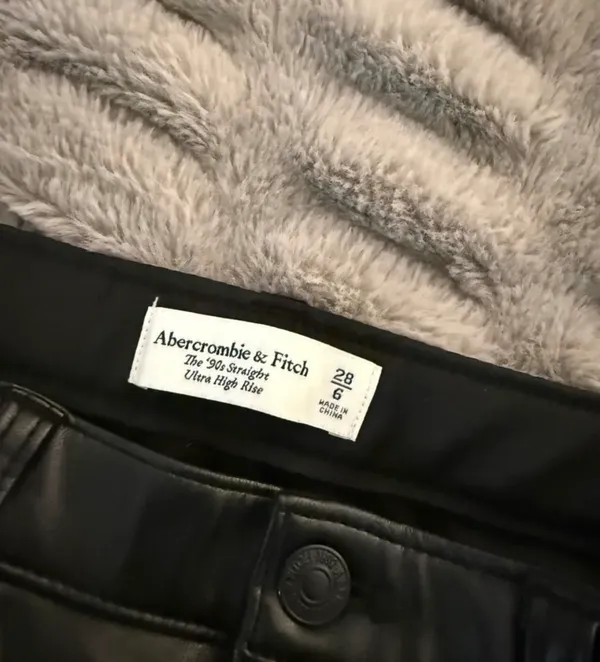 Abercrombie Ultra High Rise 90s Straight Vegan Leather Pant - Image 3