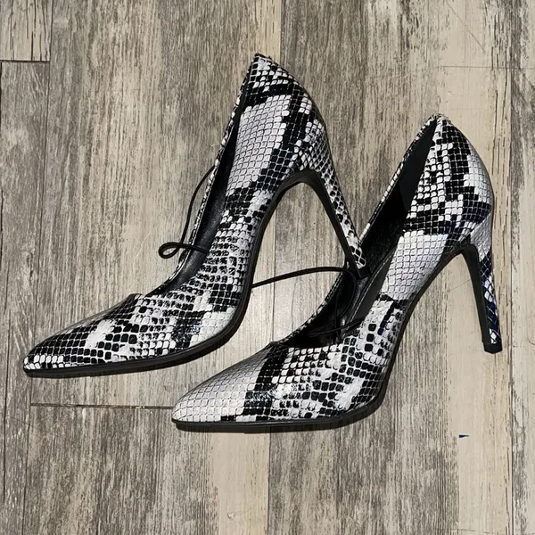 Sale! 🔥🔥🔥🔥 NEW! Worthington Snakeskin Pumps Size 6 - Image 2