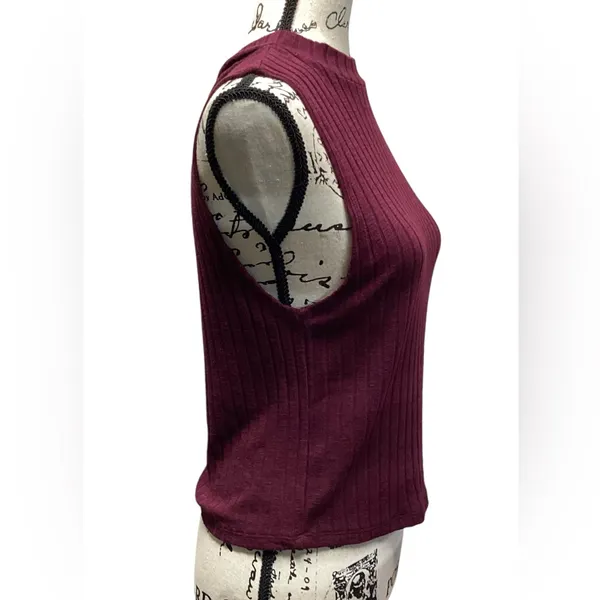 American Eagle chic ribbed high neck sleeveless sweater Burgundy size Large - Image 3