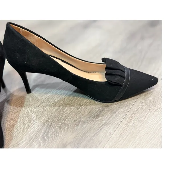 Journee Collection Marek Black Faux Suede Ruffle Pointed Toe Pumps 7.5 - Image 11