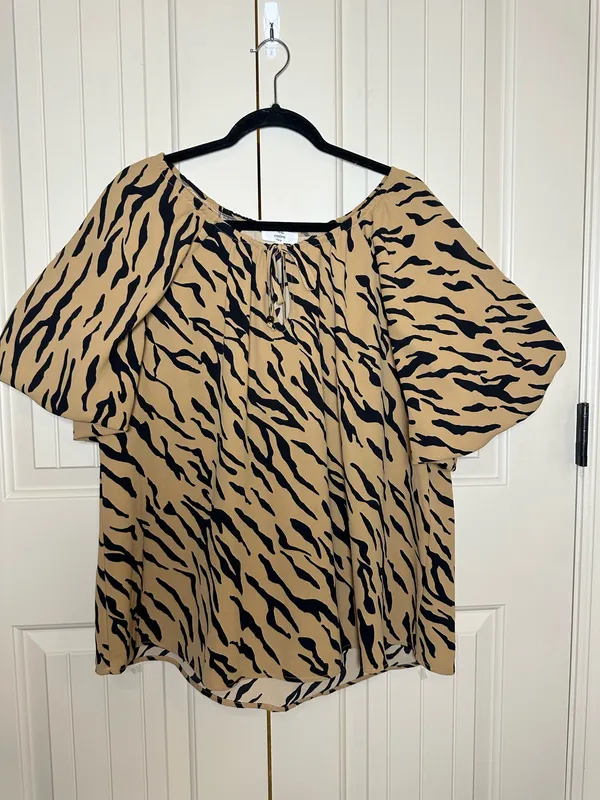 Entro Women’s Camel & Black Tiger Print Blouse Size Large Flowy Cottagecore EUC - Image 4