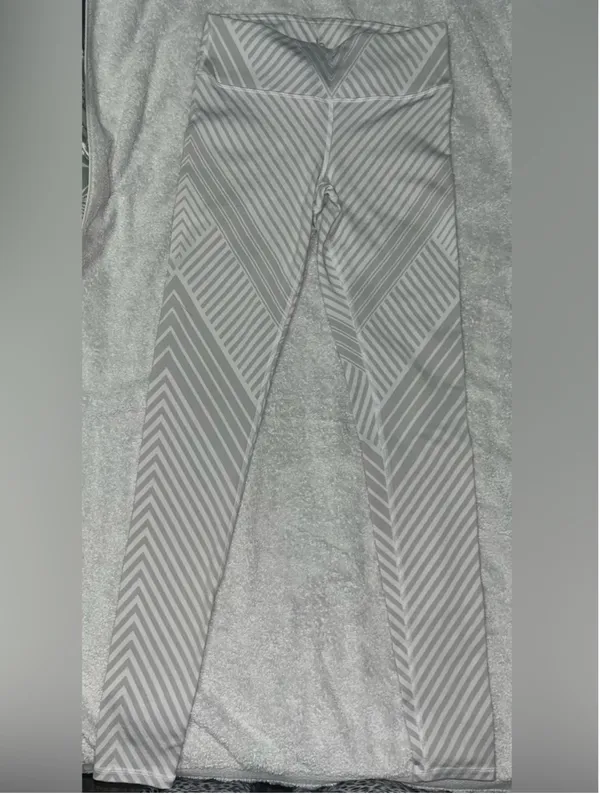 Alo Yoga Santa Airbrush Leggings White Fe - Image 4
